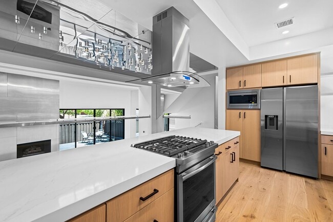 Building Photo - Modern Luxury Townhome in Prime Beverly Hills