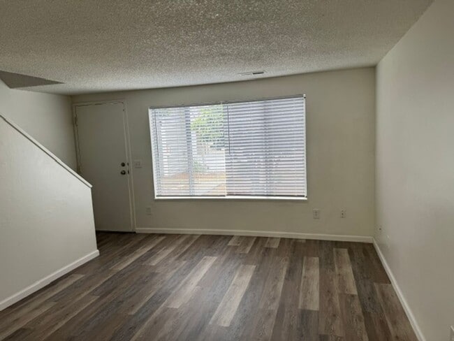 Building Photo - REMODELED 2 BEDROOM TOWNHOME