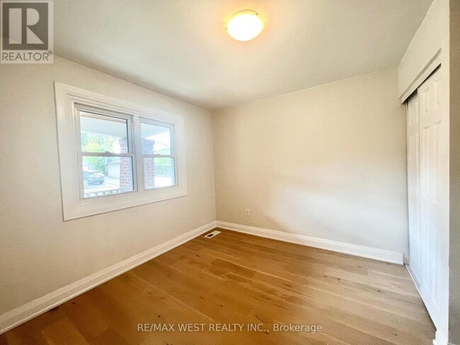 Building Photo - 4 Sutherland Ave