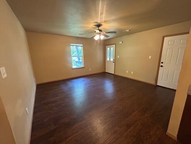 Building Photo - Coming in March 2024! 3 bed 2 bath duplex ...