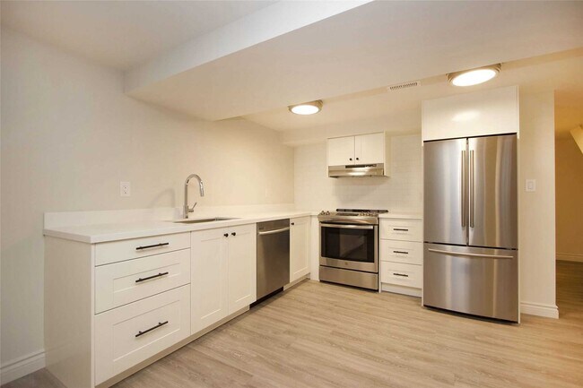 Photo du bâtiment - Bright & Inviting Modern Apartment (2 Bed,...