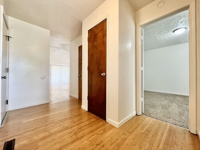Foto del edificio - Four Bedroom Duplex in Kentwood
