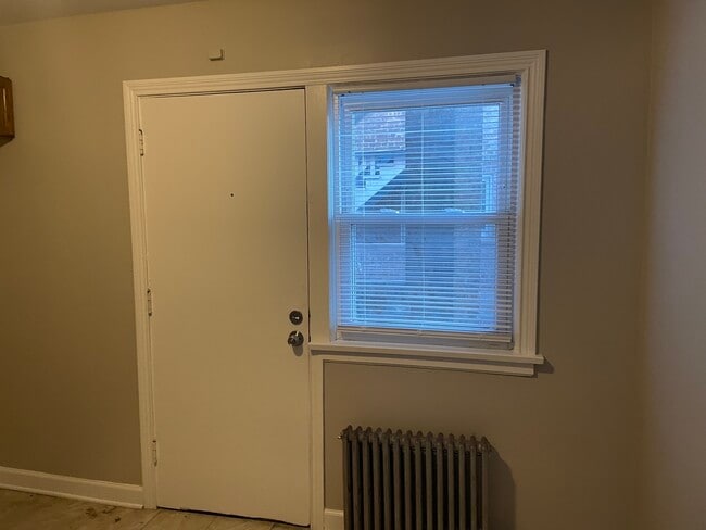 Building Photo - 905 Austin St