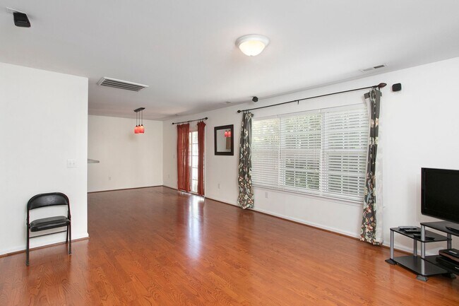 Building Photo - Nice house in SW Durham with fenced yard and scenic view!