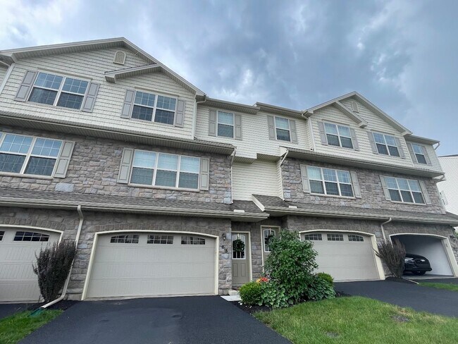 Building Photo - Welcome to this charming 3-bedroom, 2.5-ba...