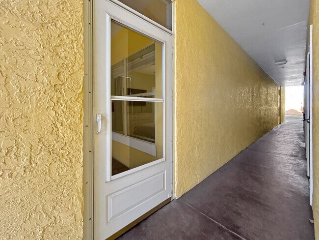 Foto del edificio - Stunning 1-Bedroom Condo in Seminole – Just 5 Minutes from the Beach!