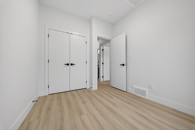 Photo du bâtiment - 8827-8122 122 Ave NW