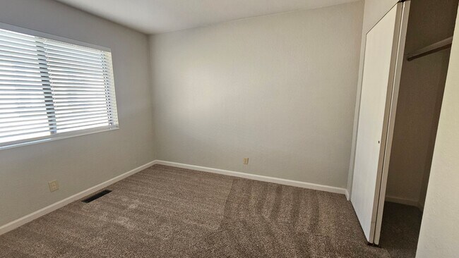 Foto del edificio - Immaculate 2 Bedroom Unit - Close to UNR!