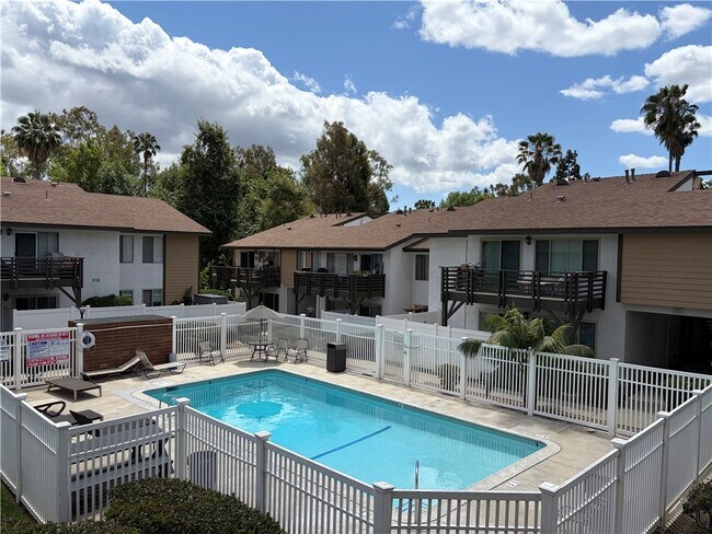 Foto del edificio - 1330 W Lambert Rd