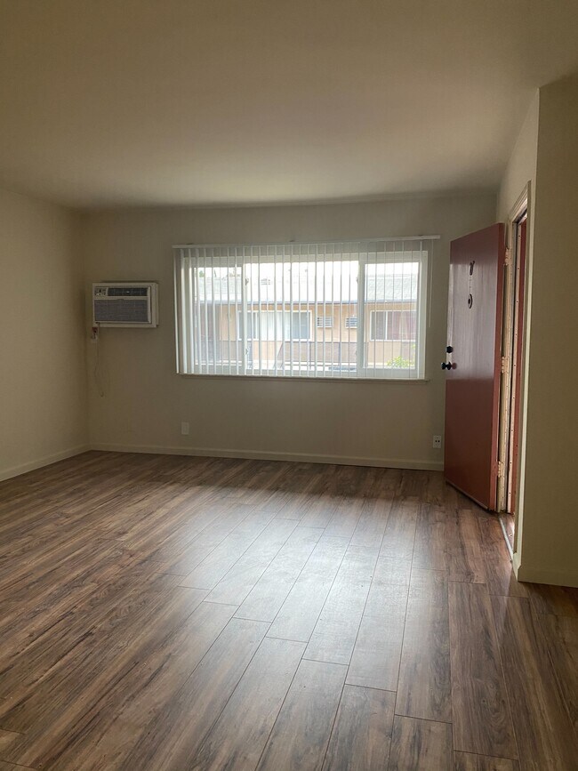 Building Photo - 6200 Hazeltine Ave