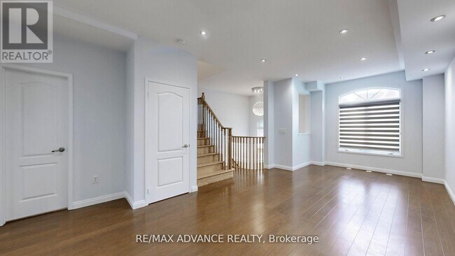 Photo du bâtiment - 46 Wyper Square