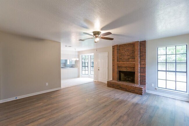 Building Photo - 5703 Manor Forest Dr
