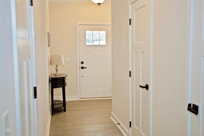 Building Photo - 138 Roseridge Dr