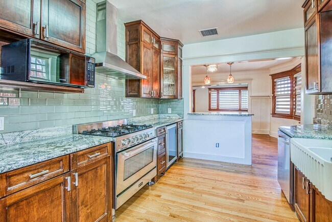 Building Photo - Manhattan Heights Historic District Gorgeo...