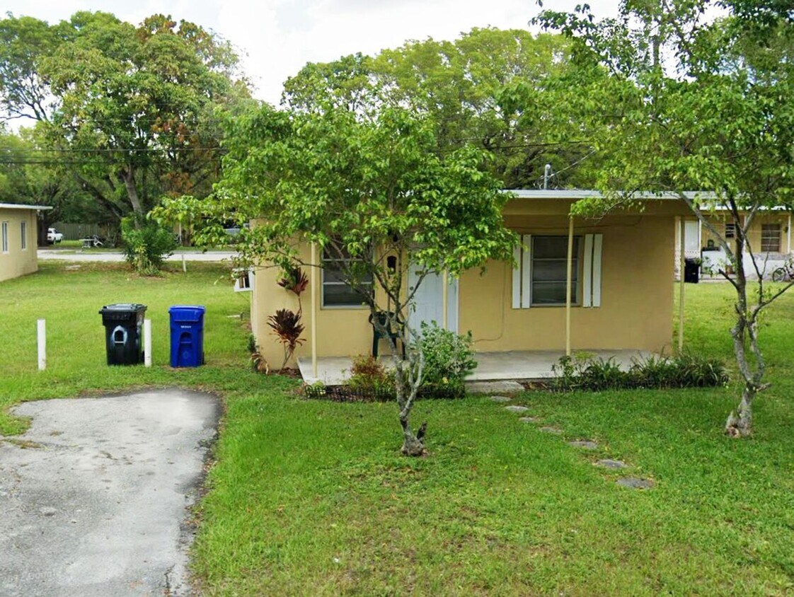 Building Photo - 1301 NW 3rd Ct