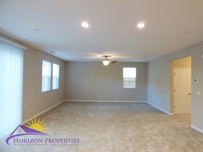 Foto del edificio - Modern 3 Bed 2.5 Bath 2,000sqft Fair Oaks ...