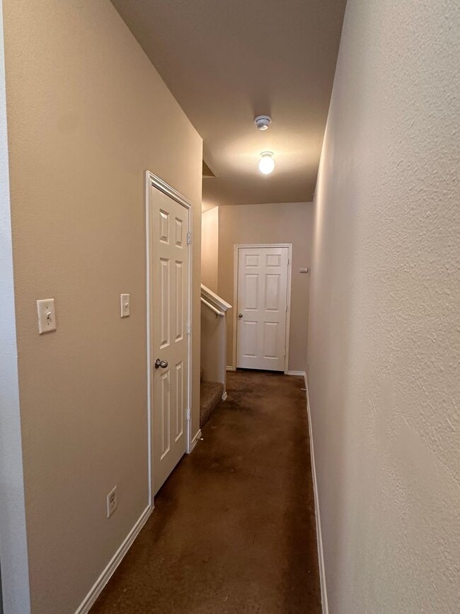 Foto del edificio - Townhouse available for IMMEDIATE move in