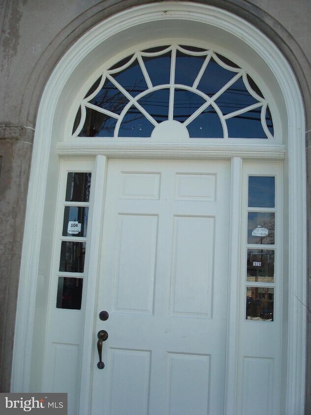 Primary Photo - 102-104-104 Park Ave