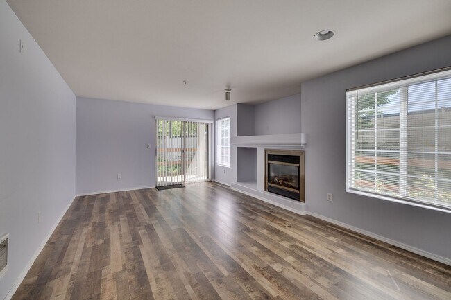 Building Photo - Updated South Everett Condo! 2 Bed / 2 Bat...