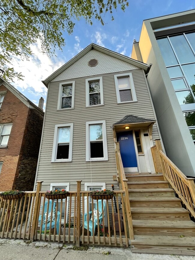 Photo - 2236 W Belden Ave (Chicago, IL) Apartments