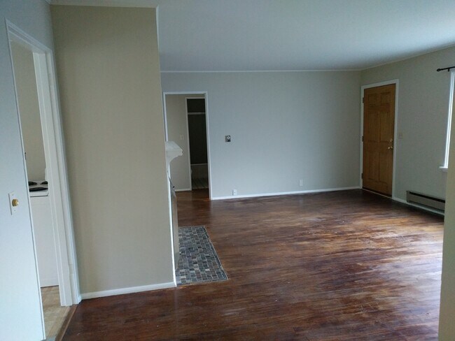 Sala de estar, mirando hacia la puerta de entrada. - 2202 NE 83rd St