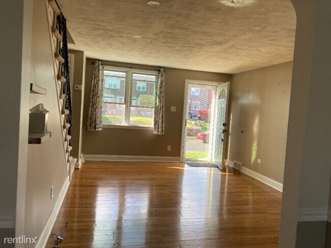 Building Photo - 3 br, 1.5 bath Townhome - 1016 Poplar Ave