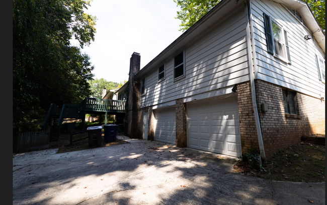 Building Photo - Delightful single-family home offers 4 spa...