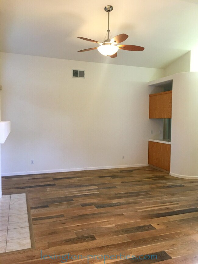 Foto del edificio - 2401 Fallwater Ln, Carmichael, Ca 95608