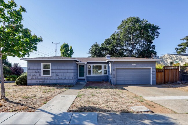 Building Photo - 320 La Casa Ave