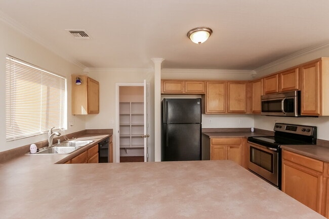 Building Photo - 15995 W Vogel Ave