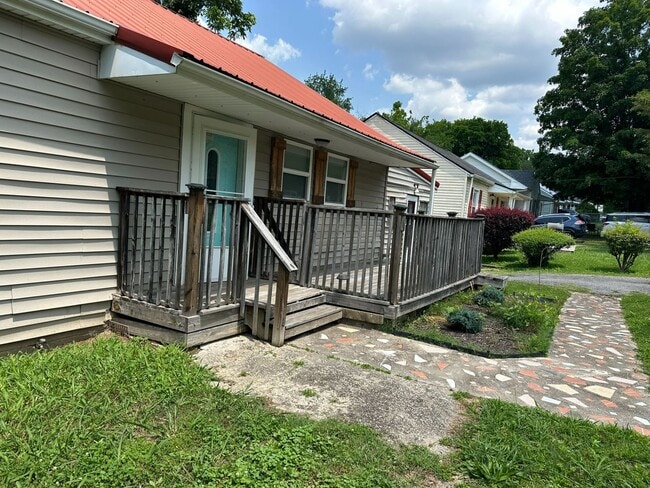 Building Photo - 2 Bedroom Pet Friendly Home For Rent Near ...