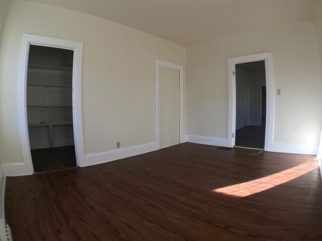 Building Photo - 734 W Windlake Ave