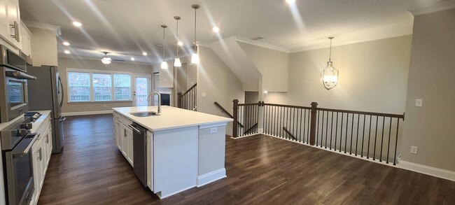 Building Photo - Modern, Spacious 3-Level Townhome in Vibra...