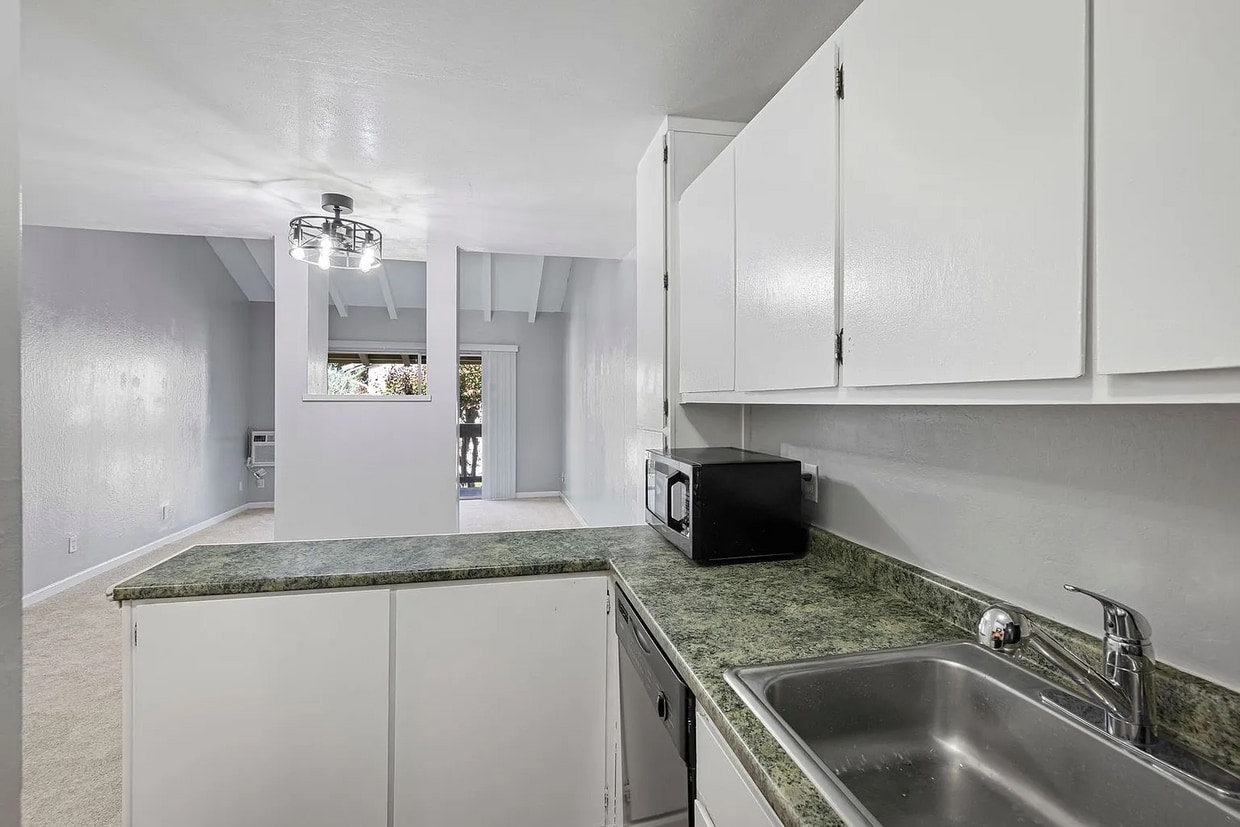 Beautiful 1 bedroom 1 bathroom upstairs unit. - Beautiful 1 bedroom 1 bathroom upstairs unit.