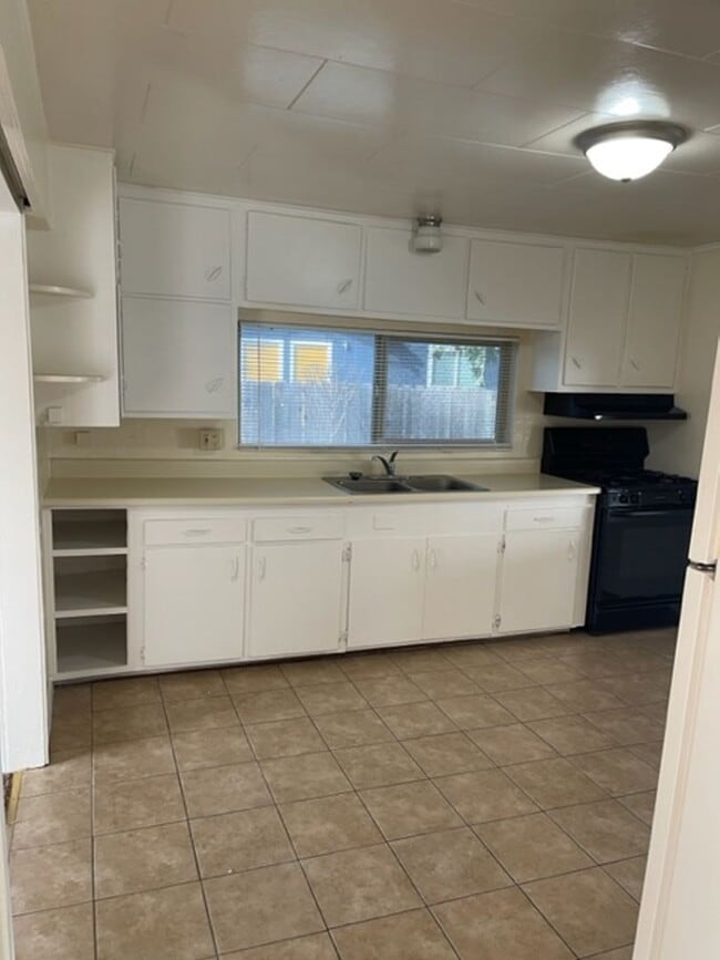 Building Photo - 2 Bedroom in Anderson with yard and garage!