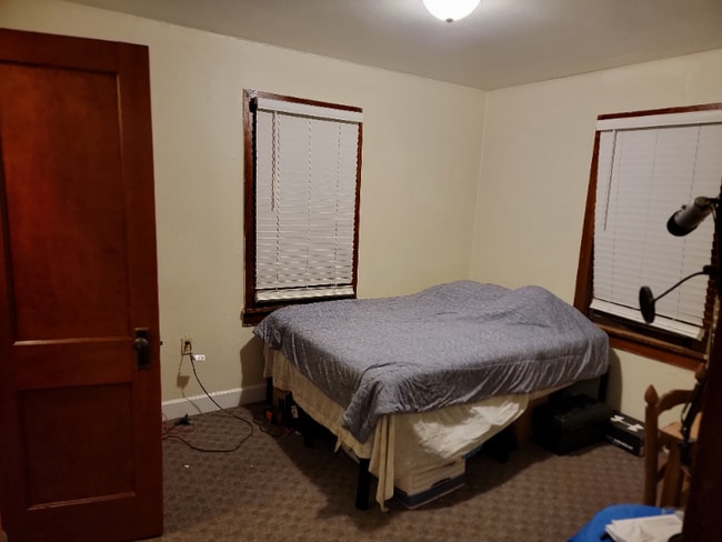 Building Photo - 1019 E 8th St