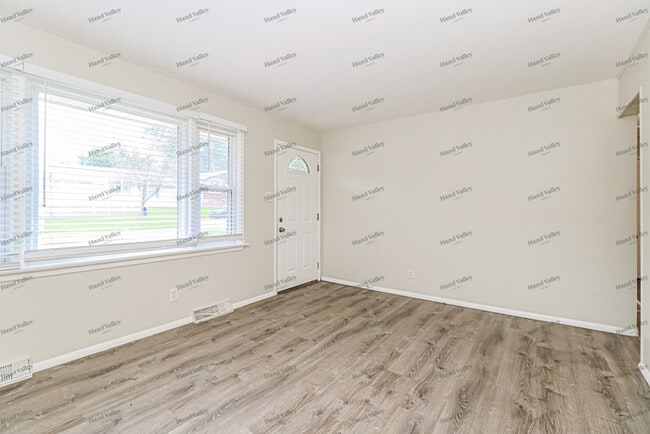 Building Photo - 1136 Maple Ave
