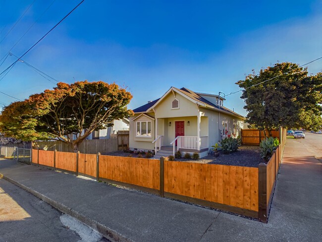 Building Photo - Modern 3BD/ABA duplex home features high-e...