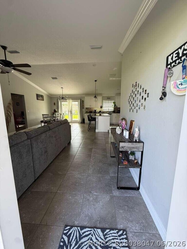 Foto del edificio - 349 NW Hibiscus St