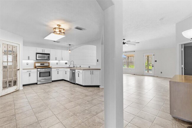 Building Photo - 25211 Barmby Dr