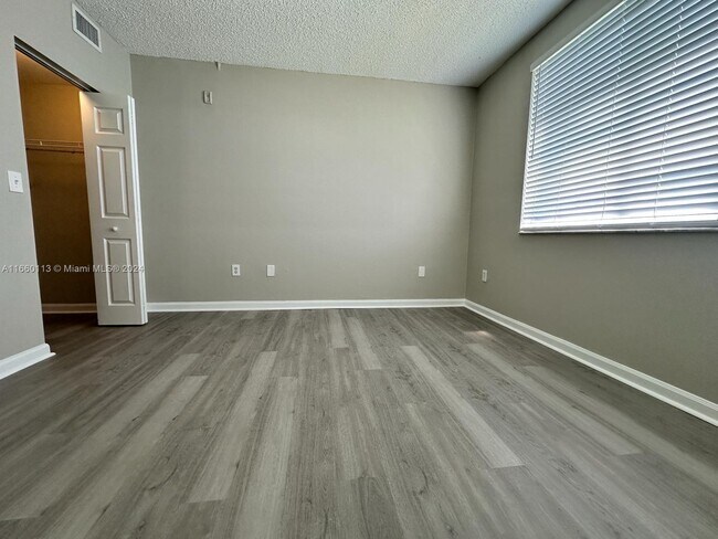 Foto del edificio - 7980 N Nob Hill Rd