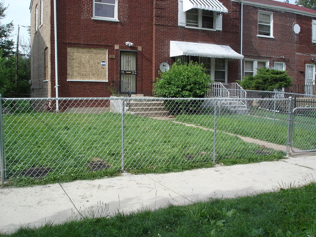 Building Photo - 724 E 105th St