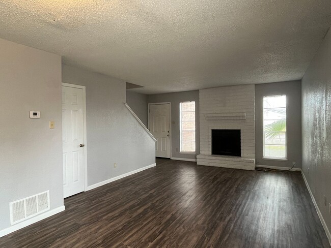 Building Photo - South Side Townhome