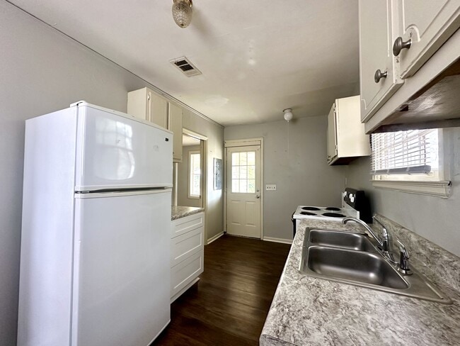 Building Photo - 601 E Adair St