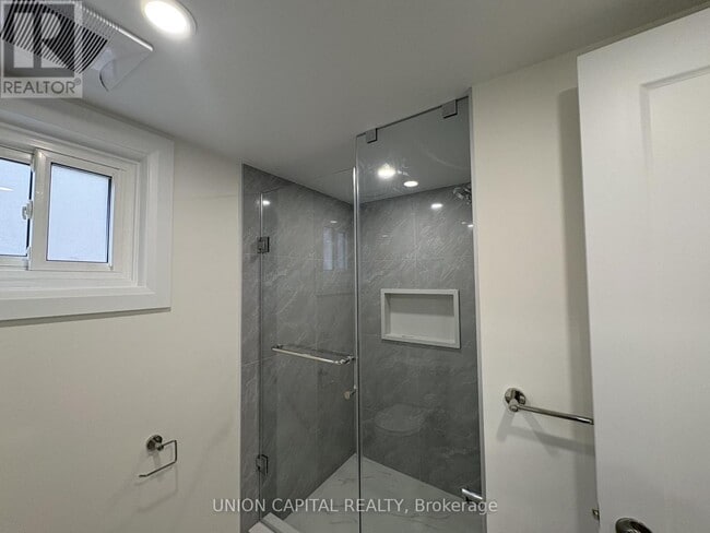 Building Photo - 5 Whistling Hills Dr