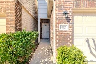 Building Photo - 13527 Vista De Oro St