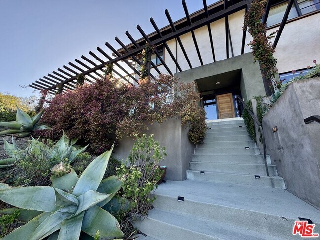Building Photo - 401 Nicholas Ln