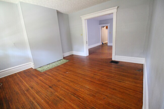 Sala de estar frontal - 118 E Hudson St