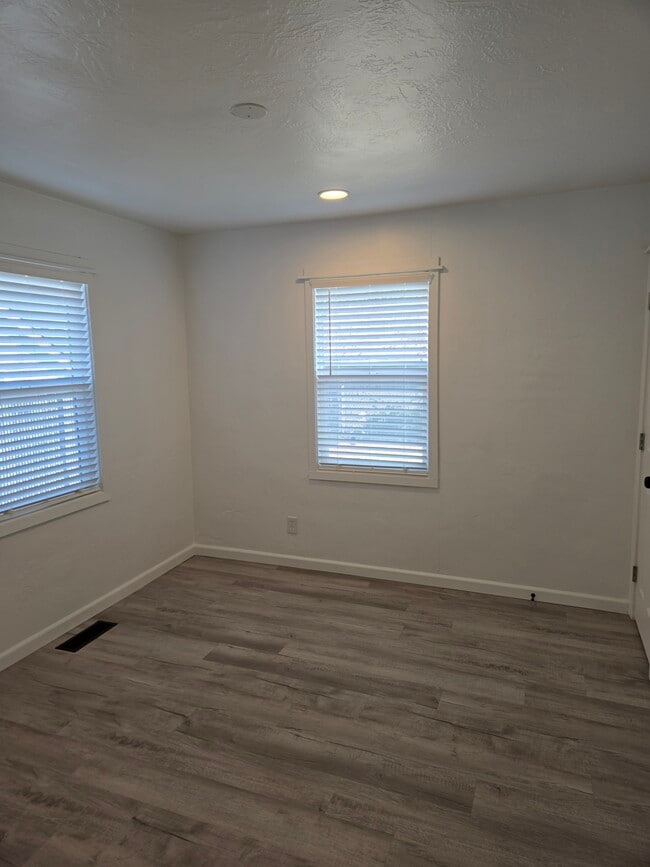 Building Photo - Levens St Duplex