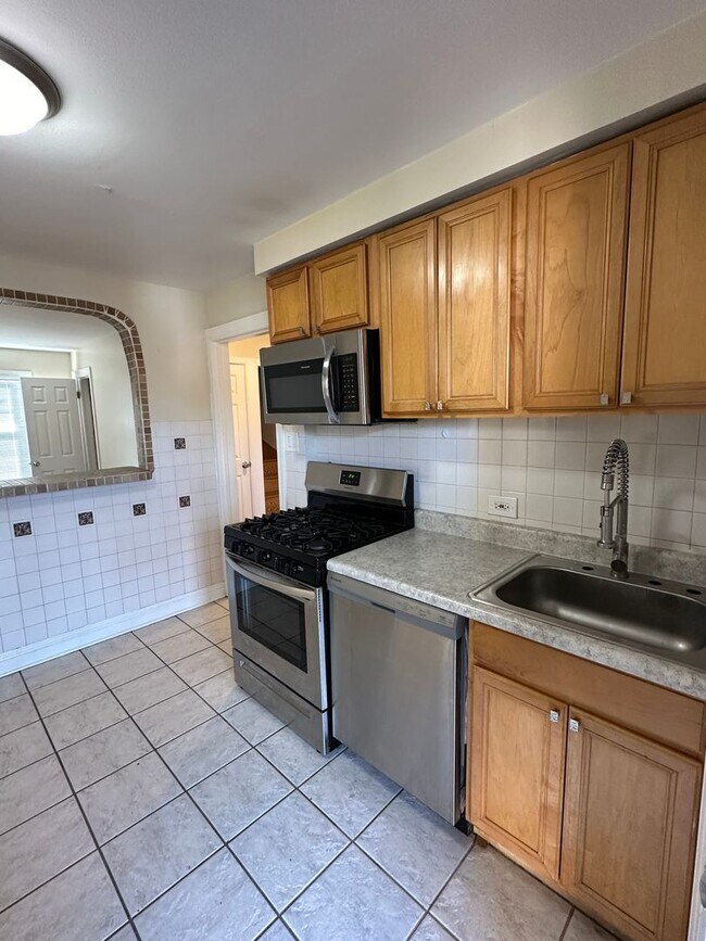 Building Photo - Single family home in Belmont Central area...